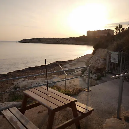 Coral Bay .5 Bedrooms.1 Minute Walk To The Beach